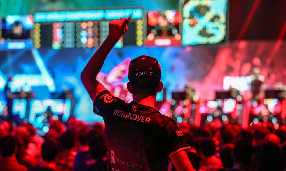 FPX战队冰岛集训启动,全力备战2025年LOL邀请赛,LPL赛区战术配合训练全面展开